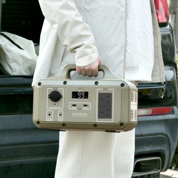 Marstek 1kVA Portable Solar Generator in hand